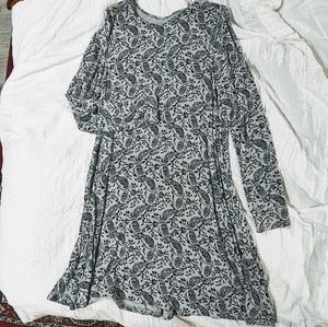 Old Navy / Long sleeve grey swing dress with print